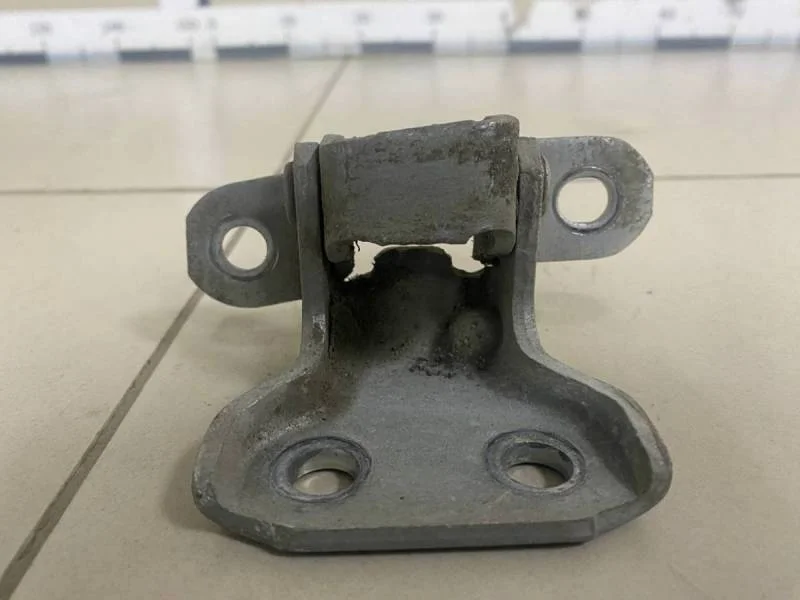 Петля двери передней правой нижняя Toyota Camry (XV30) 2001-2006