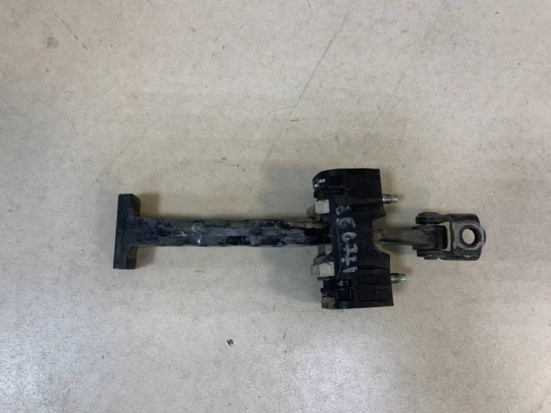 Ограничитель двери Opel Astra H / Family 2004-2015