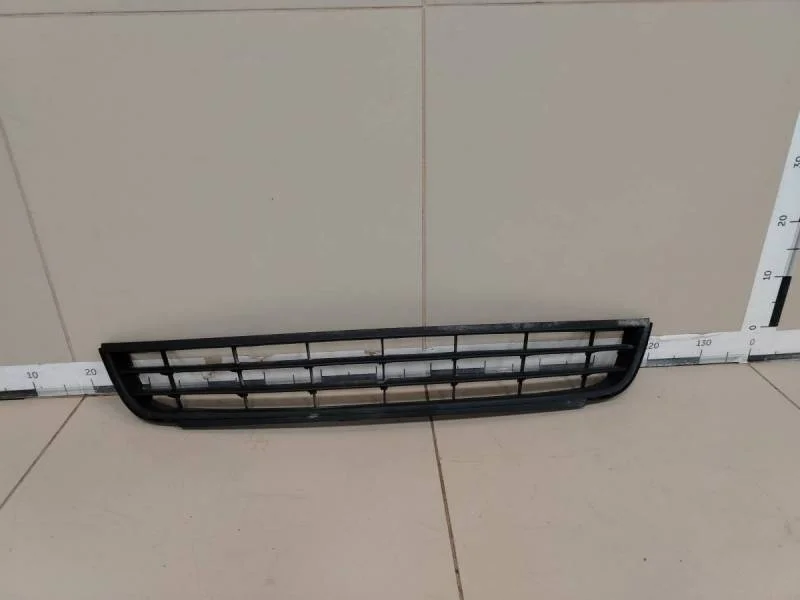 Решетка в бампер центральная Volkswagen Jetta (5K) 2011>