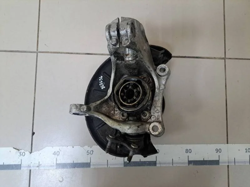 Кулак поворотный передний левый Volkswagen Passat B6 2005-2010