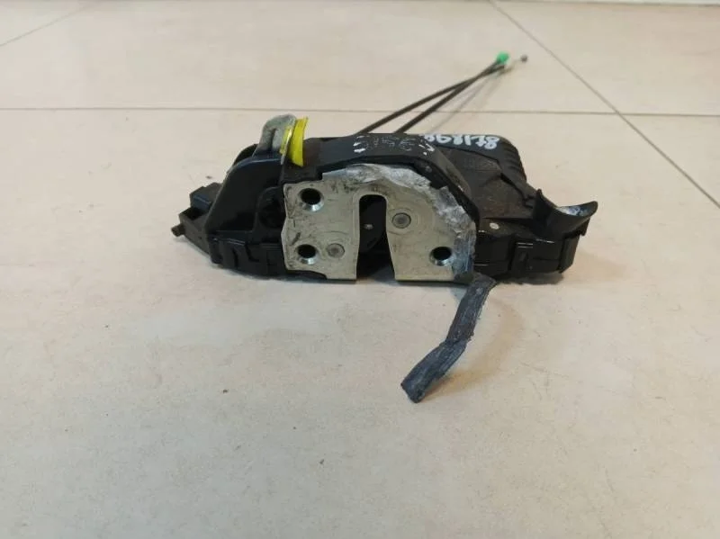 Замок двери передней левой Toyota Yaris (P90) 2005-2011