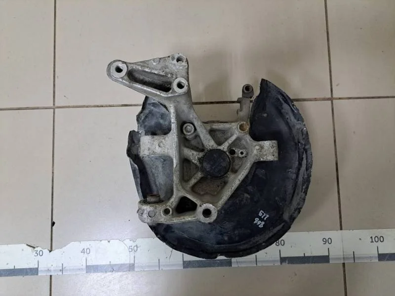 Кулак поворотный задний правый Volkswagen Passat B6 2005-2010