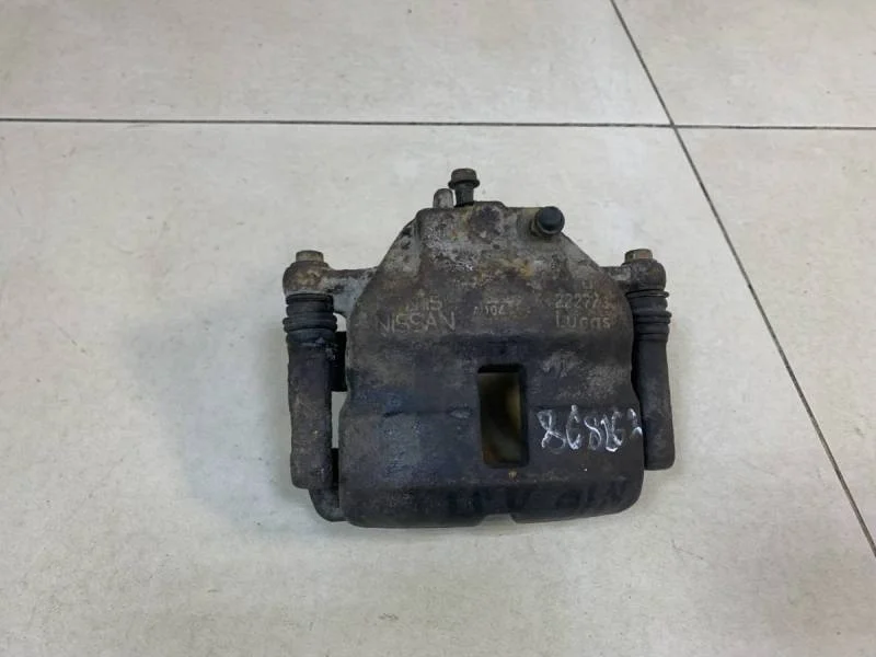 Суппорт передний левый Nissan Almera (N16) 2000-2006