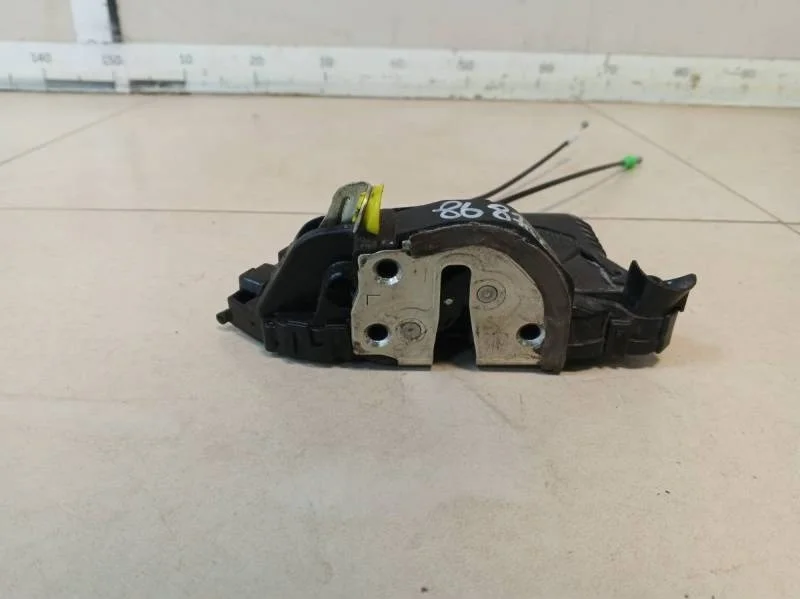 Замок двери передней левой Toyota Yaris (P90) 2005-2011