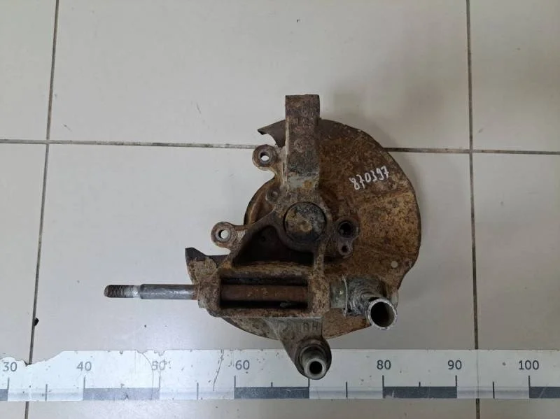 Кулак поворотный задний левый Mazda 626 5 (GF) 1997-2002