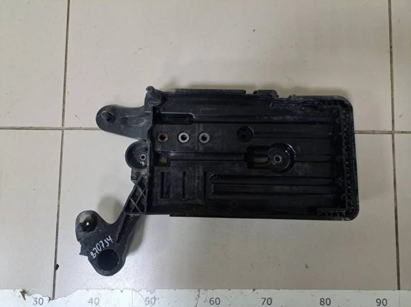 Крепление АКБ (корпус / подставка) Skoda Octavia (A7) 2013>