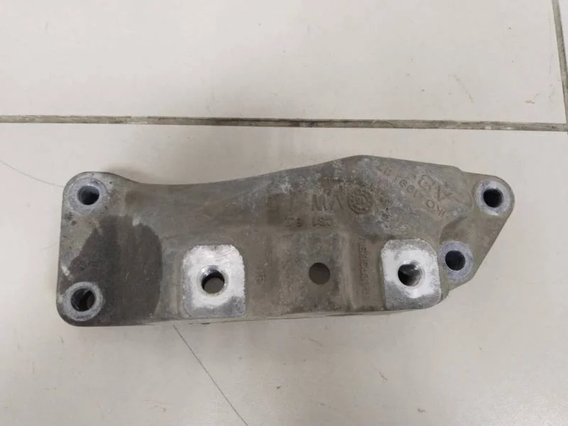 Кронштейн опоры двигателя Volkswagen Jetta (5K) 2011>