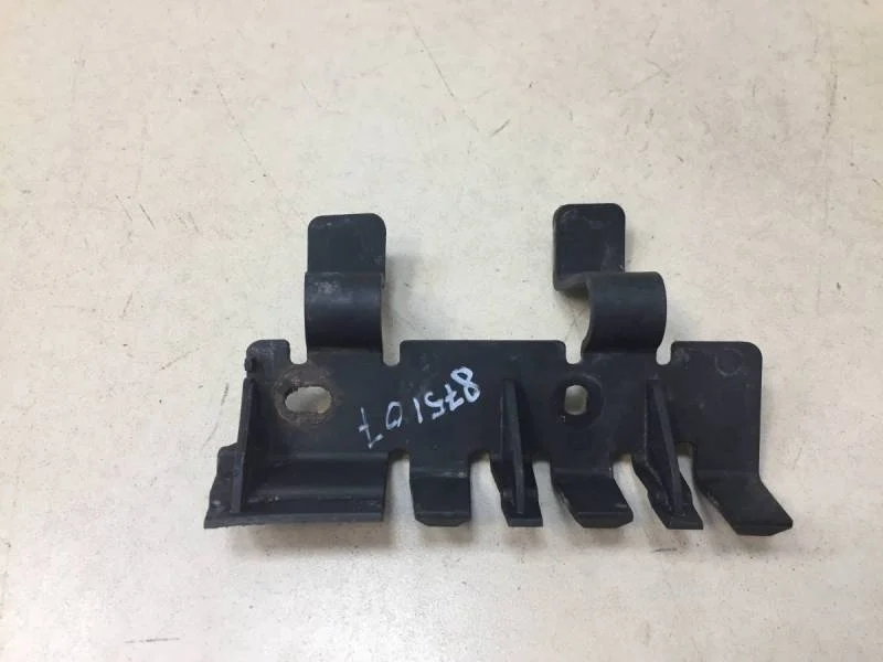 Направляющая заднего бампера левая Land Rover Discovery 3 2004-2009