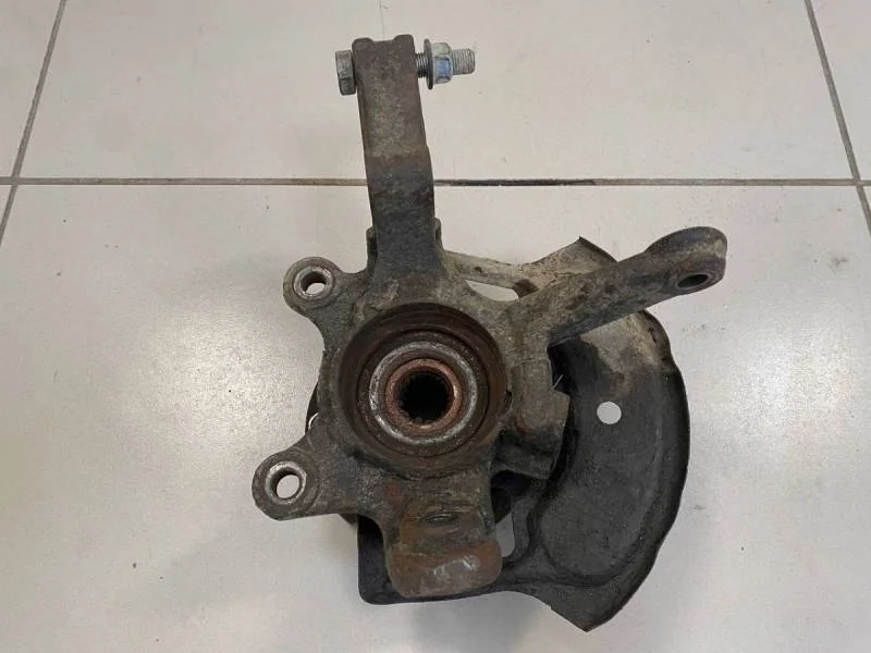 Кулак поворотный передний правый Nissan Almera Classic (B10) 2006-2013