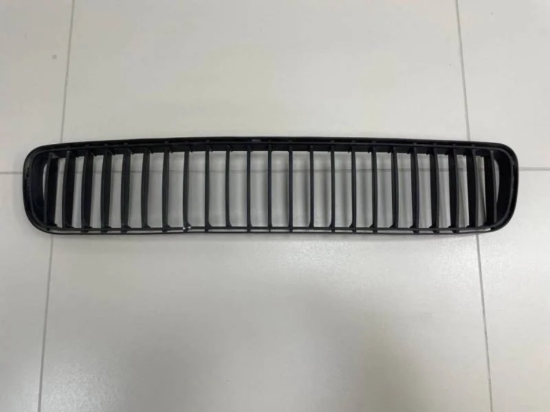 Решетка в бампер центральная Skoda Fabia (5J) 2007-2014