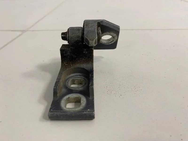 Петля двери передней правой нижняя Opel Corsa (D) 2006-2015