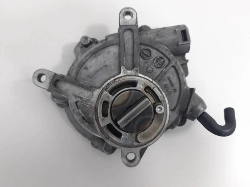 Насос вакуумный Mercedes-Benz C-Class (W203) 2000-2007