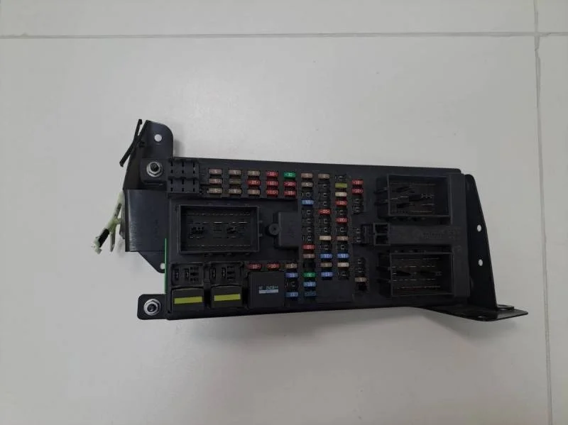 Блок предохранителей Land Rover Discovery 3 2004-2009