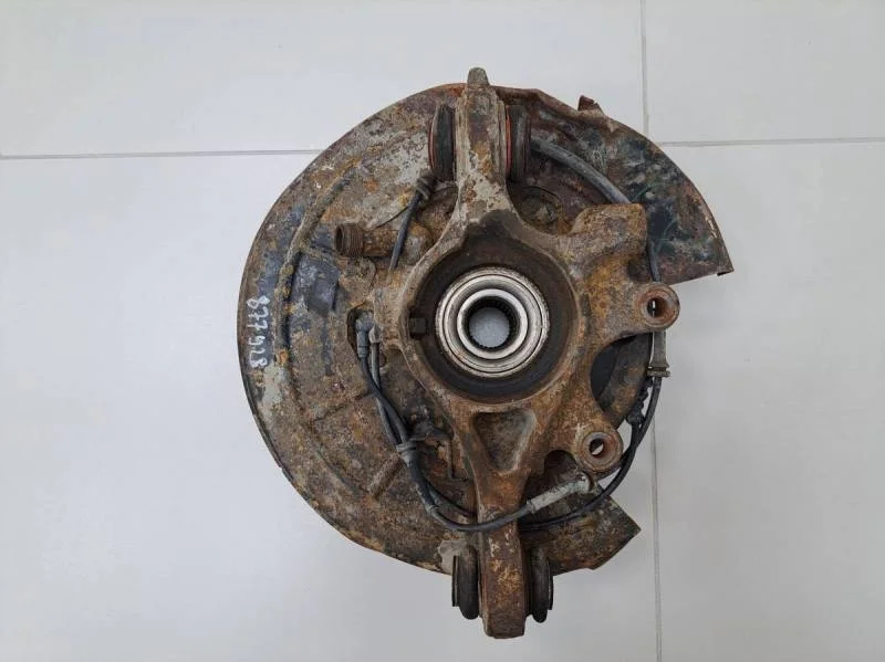 Кулак поворотный задний левый Land Rover Discovery 3 2004-2009