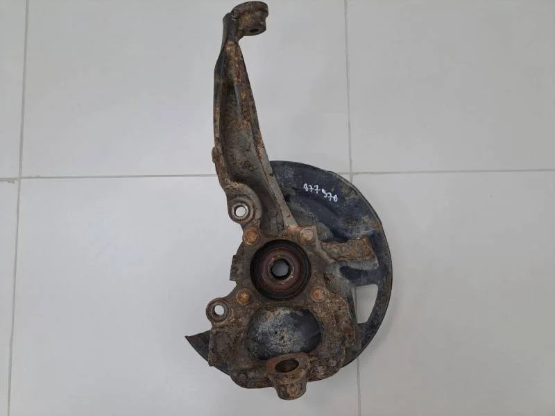 Кулак поворотный передний левый Land Rover Discovery 3 2004-2009