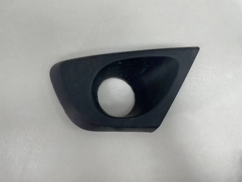 Решетка в бампер правая Renault Duster 2012>