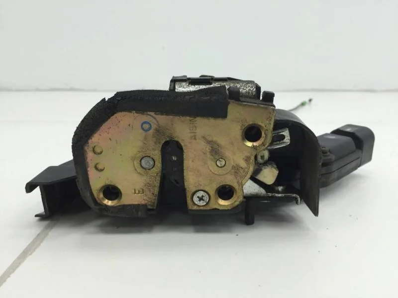 Замок двери задней правой Toyota Corolla E120 2001-2007