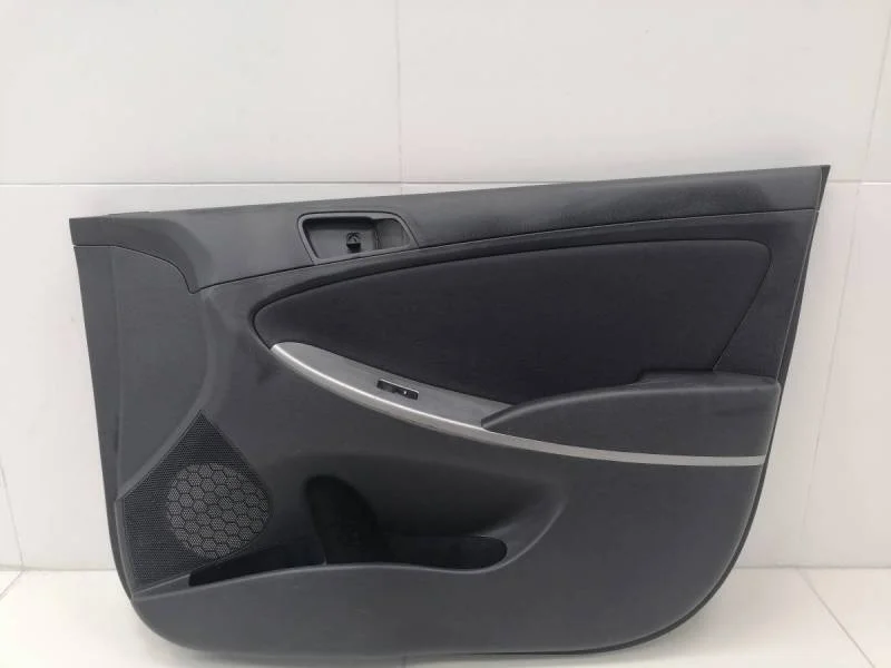 Обшивка двери передней правой Hyundai Solaris 2010-2017