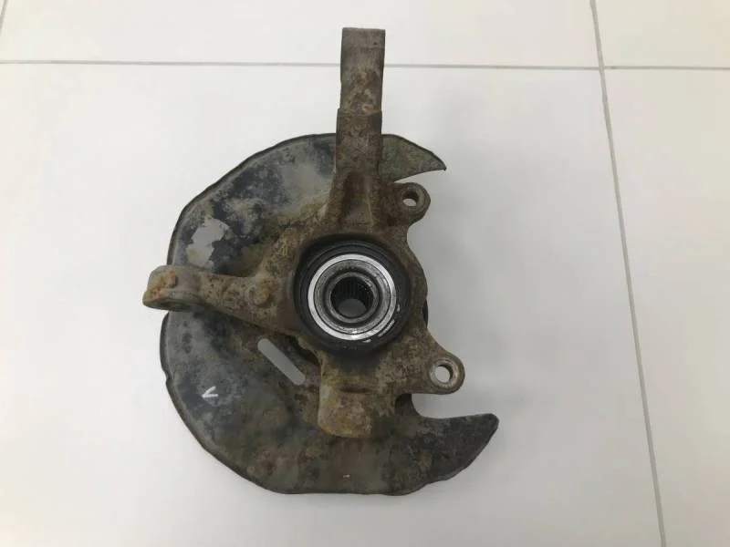 Кулак поворотный передний левый Toyota Corolla E120 2001-2007