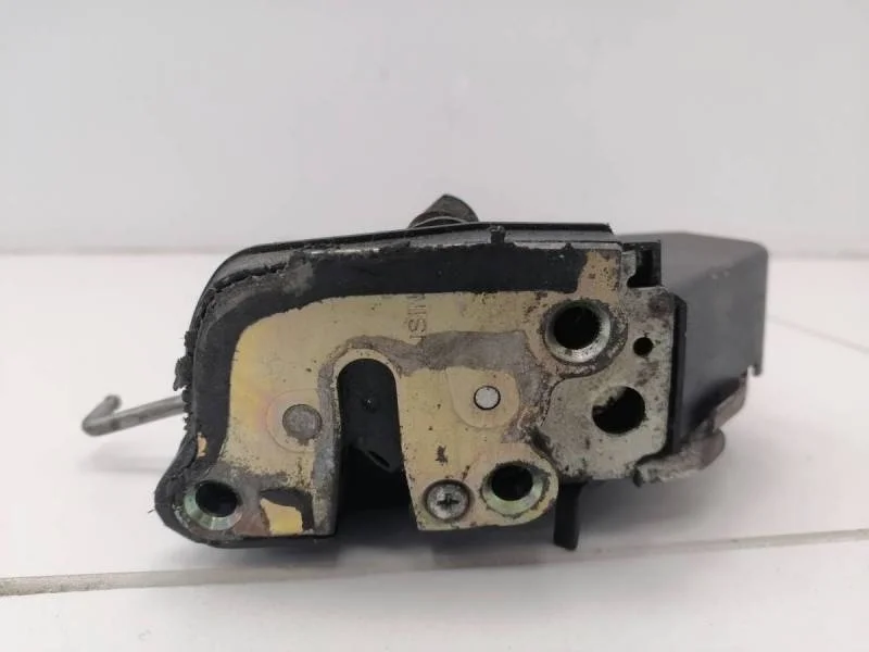 Замок двери задней правой Toyota Land Cruiser (J100) 1998-2007