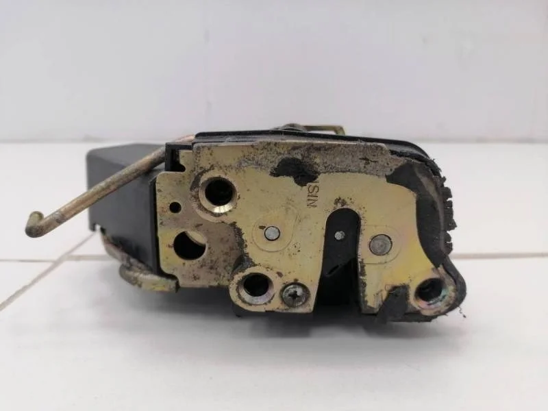 Замок двери задней левой Toyota Land Cruiser (J100) 1998-2007