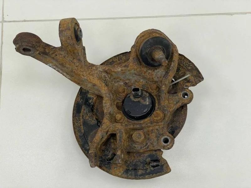 Кулак поворотный задний правый Toyota Avensis (T250) 2003-2009