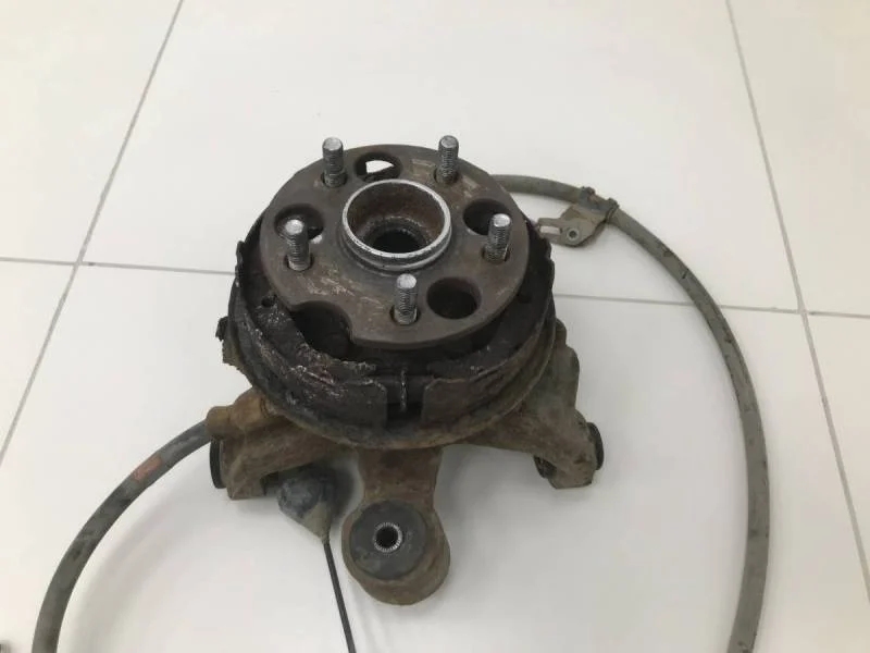 Кулак поворотный задний левый Lexus RX 300/330/350/400h (XU30) 2003-2009