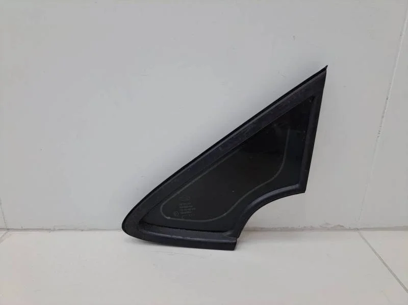 Стекло кузовное глухое левое Kia Ceed (JD) 2012-2018