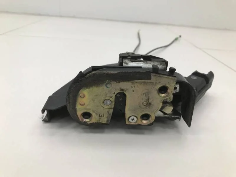 Замок двери задней правой Toyota Corolla E120 2001-2007