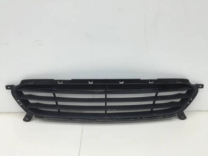 Решетка в бампер центральная Hyundai Solaris 2010-2017
