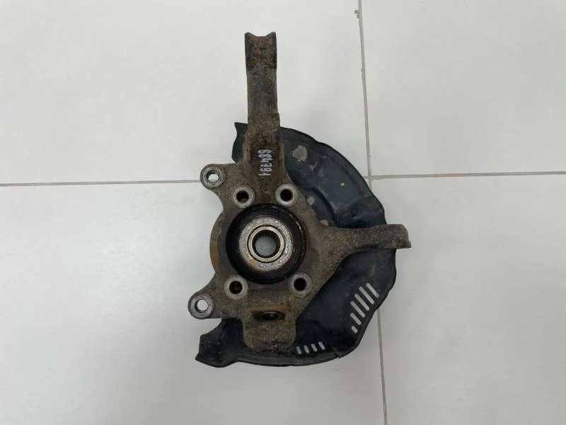 Кулак поворотный передний правый Toyota Corolla E150 2006-2013