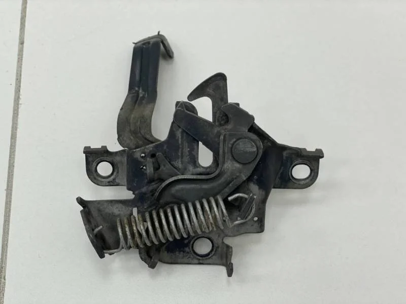 Замок капота Toyota Corolla E150 2006-2013