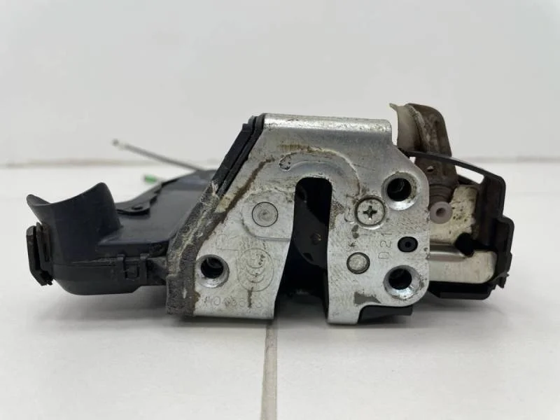 Замок двери передней правой Toyota Corolla E150 2006-2013