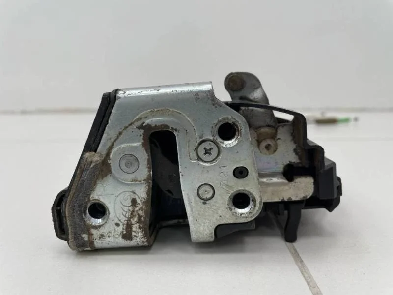 Замок двери задней правой Toyota Corolla E150 2006-2013