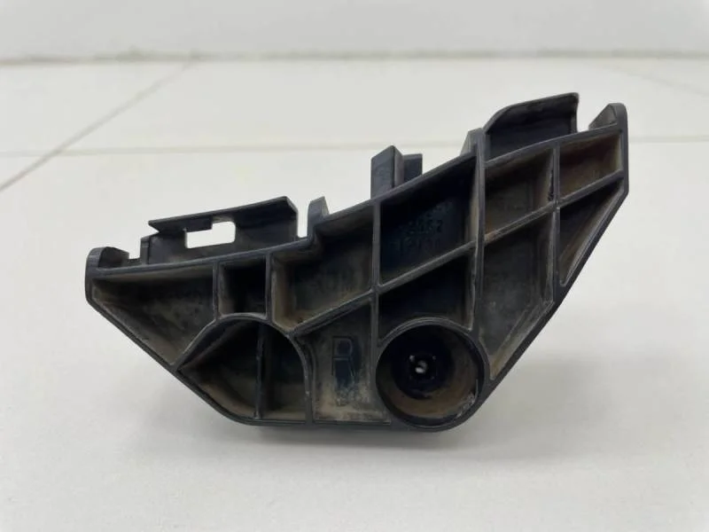 Кронштейн заднего бампера правый Toyota Corolla E150 2006-2013