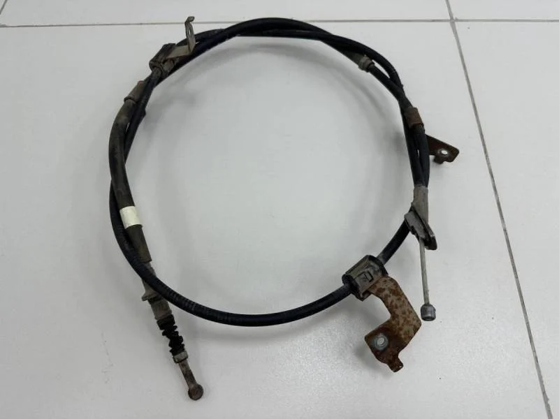 Трос стояночного тормоза левый Toyota Corolla E150 2006-2013