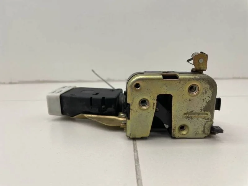 Замок двери задней правой Mitsubishi Carisma (DA) 1995-2004