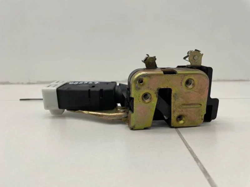 Замок двери передней левой Mitsubishi Carisma (DA) 1995-2004