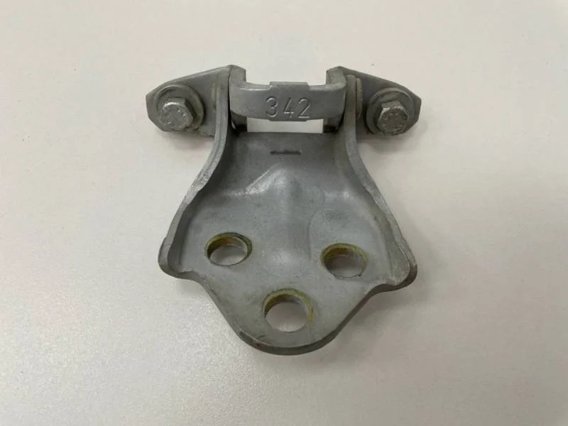 Петля двери Mitsubishi Carisma (DA) 1995-2004