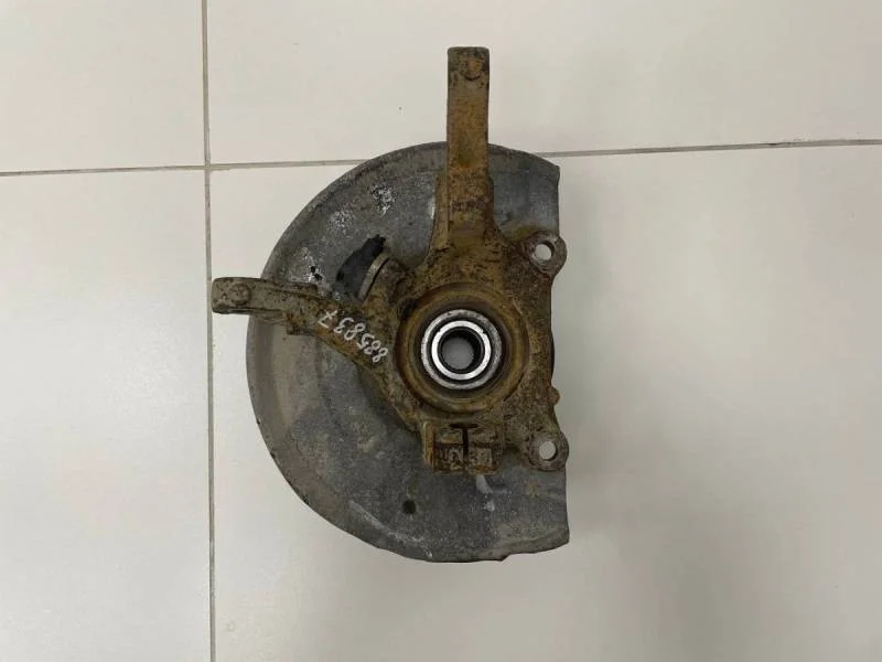 Кулак поворотный передний левый Mitsubishi Carisma (DA) 1995-2004