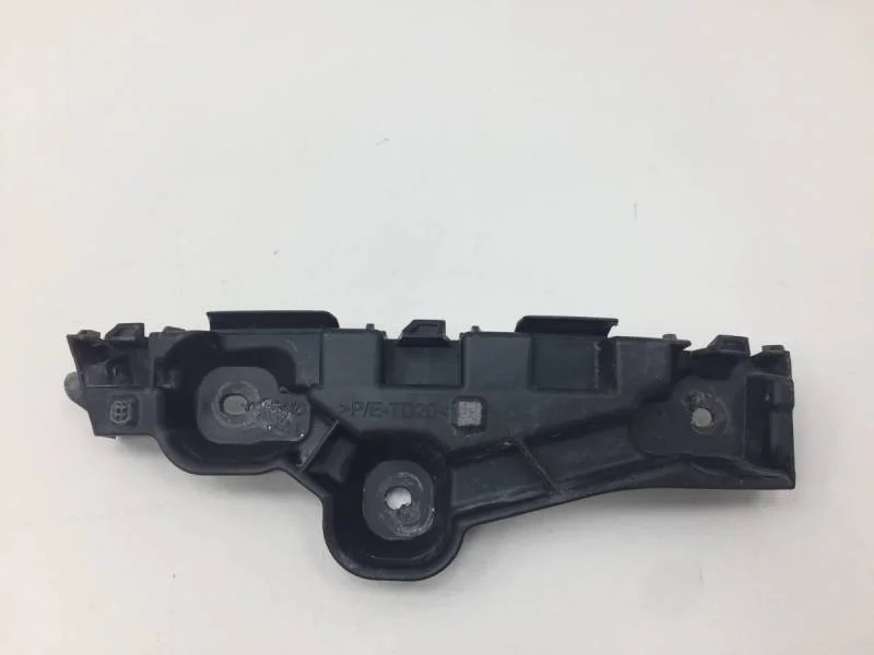 Кронштейн переднего бампера правый Renault Sandero 2014>