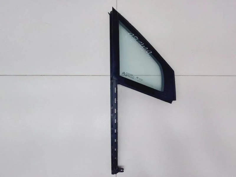 Стекло двери передней правой (форточка) Citroen C4 2011>