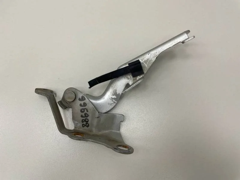 Петля капота правая Toyota Corolla E120 2001-2007