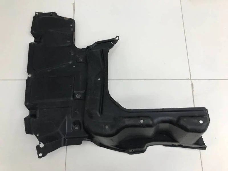 Пыльник двигателя нижний правый Toyota Corolla E120 2001-2007