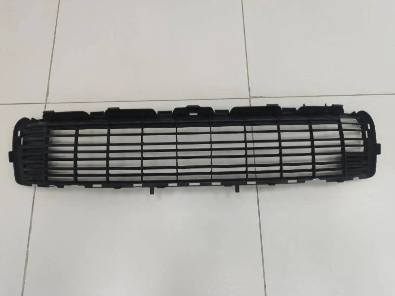 Решетка в бампер центральная Peugeot 3008 2010-2016