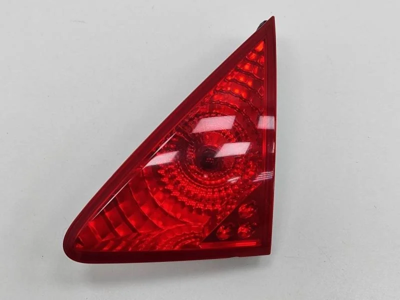 Фонарь задний внутренний правый Peugeot 3008 2010-2016