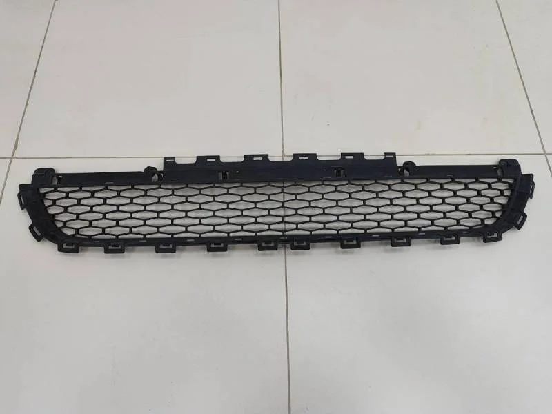 Решетка в бампер центральная Land Rover Discovery Sport 2014>