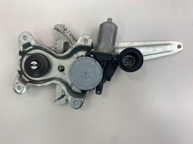 Стеклоподъемник электр. задний левый Lexus RX 300/330/350/400h (XU30) 2003-2009