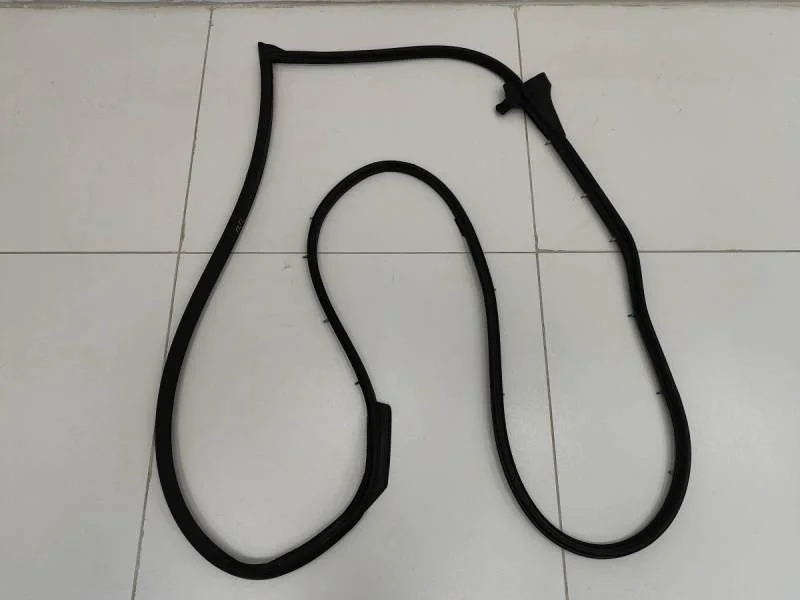 Уплотнитель двери Toyota Land Cruiser (J200) 2007-2015