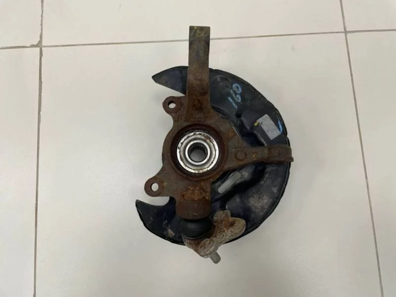 Кулак поворотный передний правый Toyota Corolla E120 2001-2007